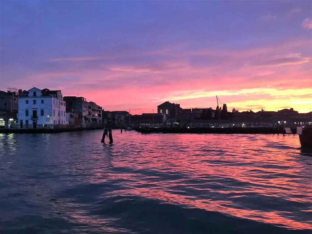Harry'S Canal View Venice Apartment